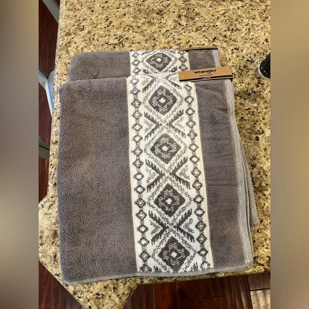 Set of 2 Wrangler Gray and White Bath Towels